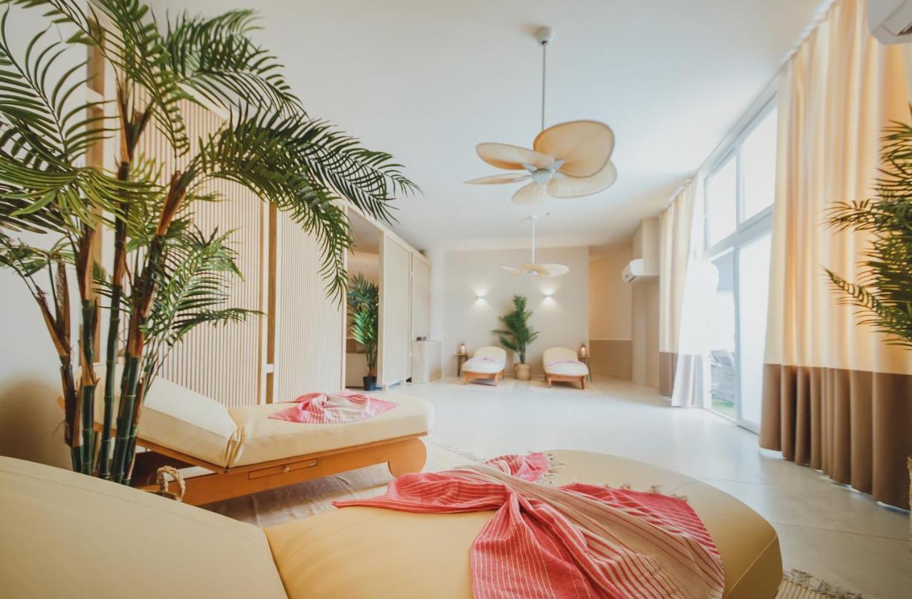 Luxury Sea View Two Bedroom Apartment In Caesar Resort & Spa, Long Beach Perivolia tou Trikomou 外观 照片